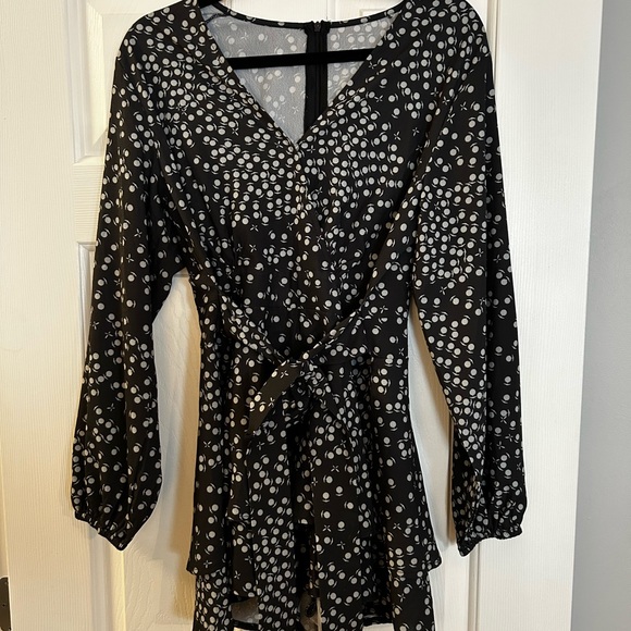 Elegant Black and White Floral Women's Romper - Picture 1 of 9